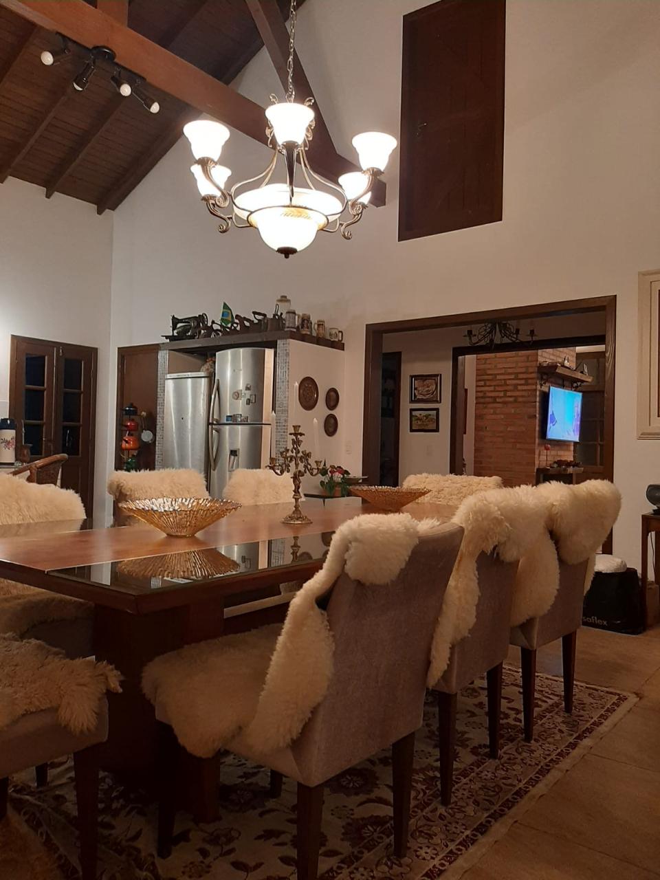 Casa Com 5 Dorm (3 Suites) em Condomínio - 1